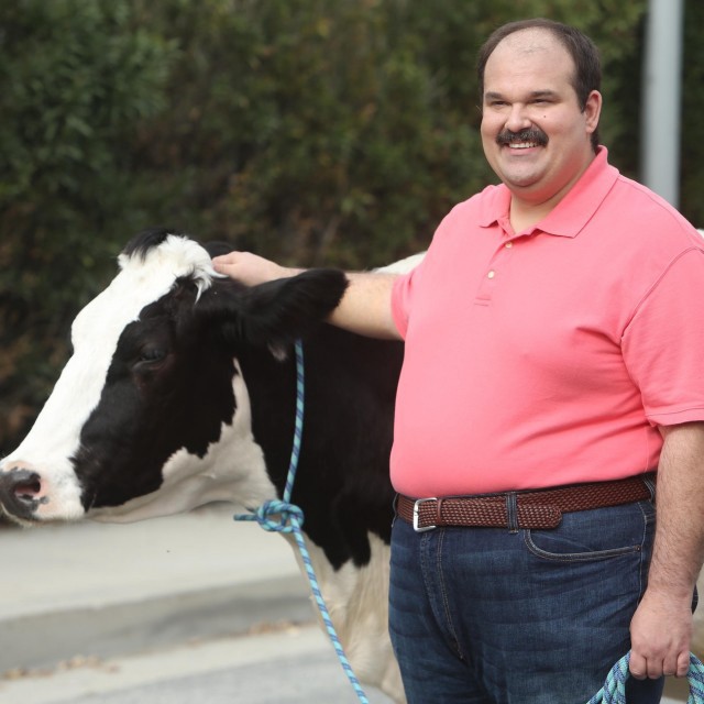 THE LAST MAN ON EARTH: Todd (Mel Rodriguez) finds the cow after she escapes in the second part of the ÒShe Drives Me Crazy/MooovinÕ InÓ episode of THE LAST MAN ON EARTH airing Sunday, March 29 (9:00-10:00 PM ET/PT) on FOX. ©2015 Fox Broadcasting Co. Cr: Jordin Althaus/FOX